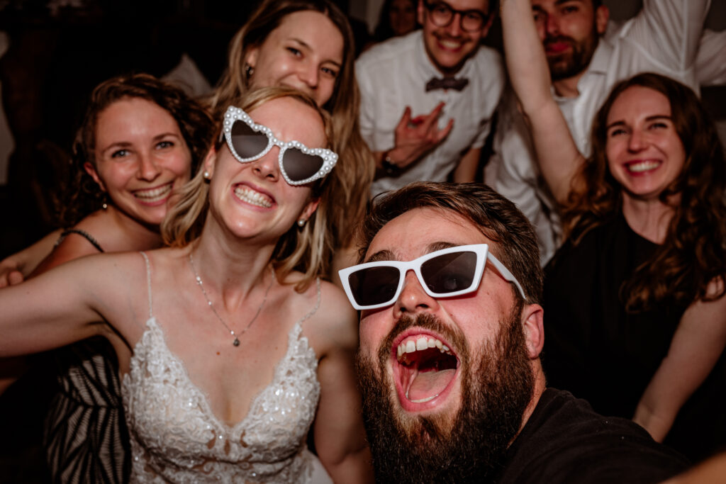 Partybild mit Braut und Hochzeitsfotograf